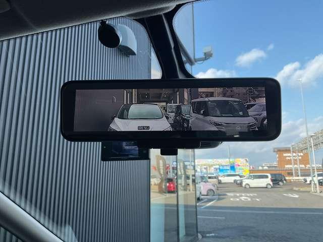 �X�}�[�g���[���~���[�́A�ԗ�����̃J�����f�����~���[�ʂɉf���o���̂ŁA����҂�ςׂ݉Ȃǂ̎ԓ��󋵂�A�V��Ȃǂɉe�����ꂸ���ł��N���A�Ȍ�����E�������܂��B