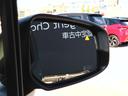 後側方から接近する車を検知してドアミラー内に表示、さらに衝突の危険度が高まるとシステムが車線内に戻す方向に力を短時間発生させ、ドライバーがクルマを車線内に戻す操作を促します。