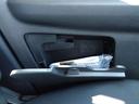 助手席ドアには、普段あまり見ることのない車検証入れなどを収納できるドアポケットを装備しています。