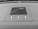 充電中は、ダッシュボード中央のインジケーターランプが点滅します。充電が完了するとすべて消灯します。