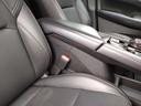 フロントシートにはセンターアームレスト付き、長時間の運転で疲れた腕を乗せてください。