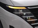 対向車がいてもハイビームを維持できるアダプティブLEDヘッドライト。車速に応じてハイビームの自動配光を維持して、常に視認性の高い状態が維持されます。
