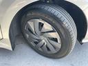 15インチタイヤと純正ホイールカバー。高い走破性と低燃費を兼ね備えたエコタイヤを採用しています。