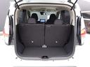 バックドアは大きく開きます。定員乗車時でも十分広いラゲッジスペースを確保しています