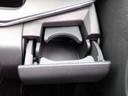 ダッシュボードの両側にも、ドリンクホルダーを装備しています。