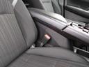 フロントシートにはセンターアームレスト付き、長時間の運転で疲れた腕を乗せてください。