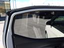後部ドアとクォーターウィンド、バックドアに濃色ガラスを装備しています。紫外線をカットし、乗員や荷室のプライバシーも守ります。