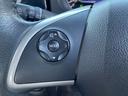 ステアリングには、走行中でもオーディオ操作ができるステアリングスイッチ付き。