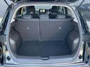 バックドアは大きく開きます。定員乗車時でも十分広いラゲッジスペースを確保しています