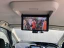 セカンドシートでは迫力の映像を楽しめるとともに、サードシートからでも見やすい大画面モニター。格納式なので車内の移動もスムーズです。