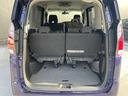 バックドアは大きく開きます。定員乗車時でも十分広いラゲッジスペースを確保しています