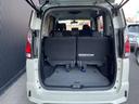 バックドアは大きく開きます。定員乗車時でも十分広いラゲッジスペースを確保しています