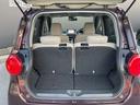 バックドアは大きく開きます。定員乗車時でも十分広いラゲッジスペースを確保しています