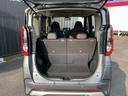 バックドアは大きく開きます。定員乗車時でも十分広いラゲッジスペースを確保しています