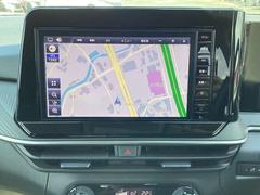 日産純正９インチメモリーナビ（ＭＭ２２３Ｄ−Ｌ）装備。スマートフォンによる部分地図更新、Ｂｌｕｅｔｏｏｔｈ接続での音楽視聴、快適な画面操作と高音質なオーディオ再生。無料地図更新付きです。 6