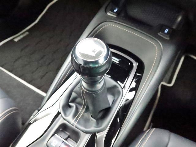 ６速マニュアルミッションを装備。使いやすいシフトノブ、エンジン始動はクラッチペダルを踏み込んでスタートして下さい。スポーツカーならではのシフトフィールを味わえます！