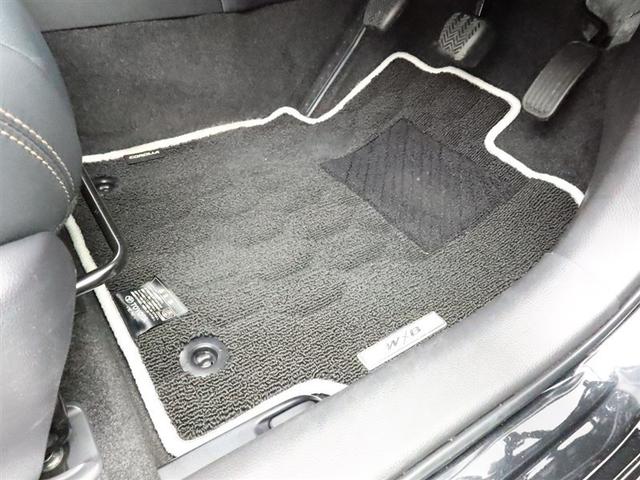 フロアマットも綺麗にクリーニングされています。尚、臭い・汚れ等には個人差がございますので、必ず現車確認下さいませ。