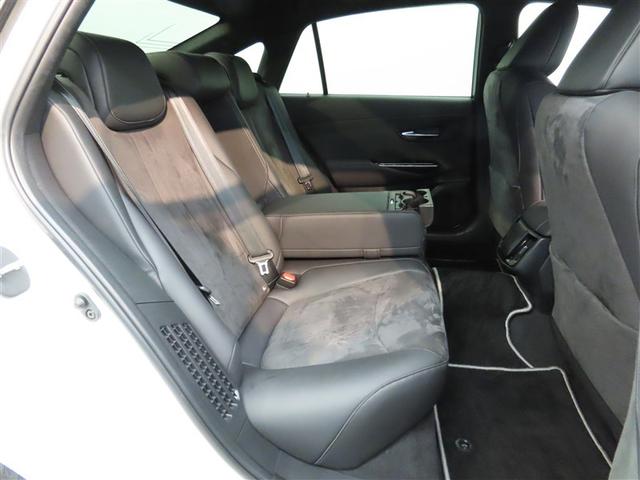 クラウンハイブリッド Ｓ　エレガンススタイル　ハイブリッド　ナビ＆ＴＶ　メモリーナビ　フルセグ　バックカメラ　ＤＶＤ再生　ミュージックプレイヤー接続可　衝突被害軽減システム　ＥＴＣ　電動シート　スマートキー　ＬＥＤヘッドランプ　キーレス　ＣＤ（11枚目）