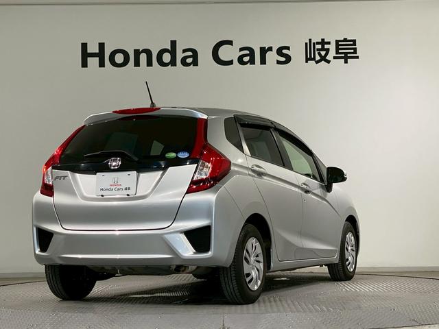 フィット １３Ｇ・Ｆパッケージ　メモリーナビ　ＣＤ　カーテンエアバック　スマートキーシステム　記録簿付　運転席助手席エアバック　横滑り防止システム　ＡＡＣ　禁煙車　後カメラ　キーフリーシステム　運転席エアバッグ　ＡＢＳ　ｉ－ＳＴＯＰ（2枚目）