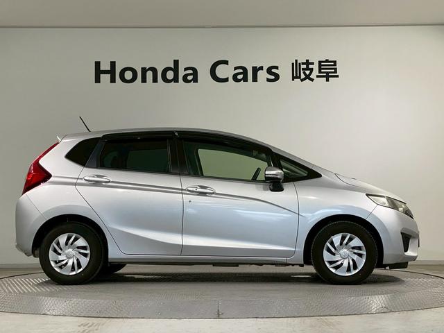 フィット １３Ｇ・Ｆパッケージ　メモリーナビ　ＣＤ　カーテンエアバック　スマートキーシステム　記録簿付　運転席助手席エアバック　横滑り防止システム　ＡＡＣ　禁煙車　後カメラ　キーフリーシステム　運転席エアバッグ　ＡＢＳ　ｉ－ＳＴＯＰ（33枚目）