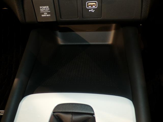 フィット ｅ：ＨＥＶクロスター　Ｂｌｕｅｔｏｏｔｈ接続ドラレコＥＴＣインターナビフルセグＴＶ純正アルミホイールスマートキー　ワンセグＴＶ　衝突回避システム　禁煙　１オーナー　フルオートエアコン　整備記録簿　前後センサー　ＬＥＤランプ（26枚目）