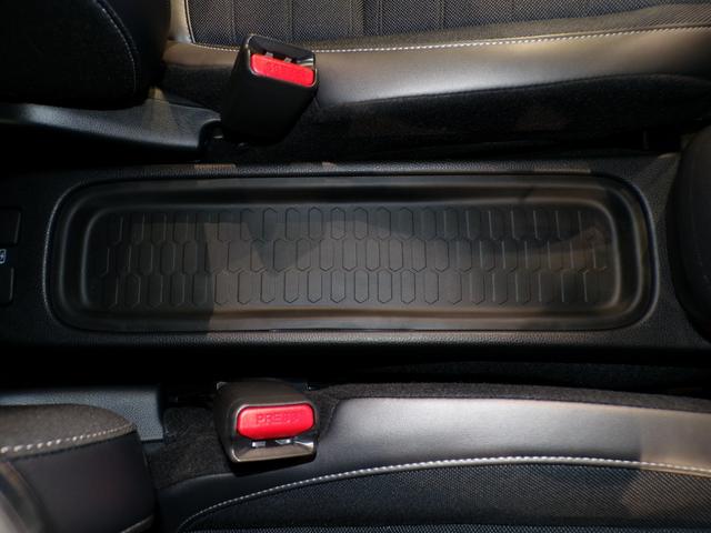 フィット ｅ：ＨＥＶクロスター　Ｂｌｕｅｔｏｏｔｈ接続ドラレコＥＴＣインターナビフルセグＴＶ純正アルミホイールスマートキー　ワンセグＴＶ　衝突回避システム　禁煙　１オーナー　フルオートエアコン　整備記録簿　前後センサー　ＬＥＤランプ（27枚目）