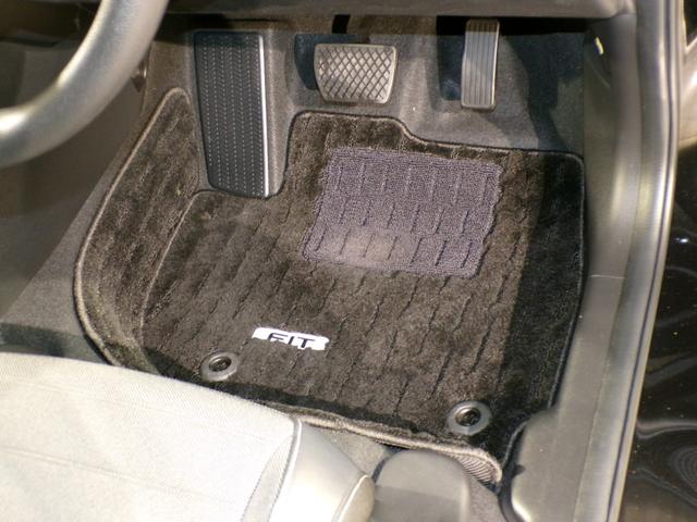 フィット ｅ：ＨＥＶクロスター　Ｂｌｕｅｔｏｏｔｈ接続ドラレコＥＴＣインターナビフルセグＴＶ純正アルミホイールスマートキー　ワンセグＴＶ　衝突回避システム　禁煙　１オーナー　フルオートエアコン　整備記録簿　前後センサー　ＬＥＤランプ（33枚目）