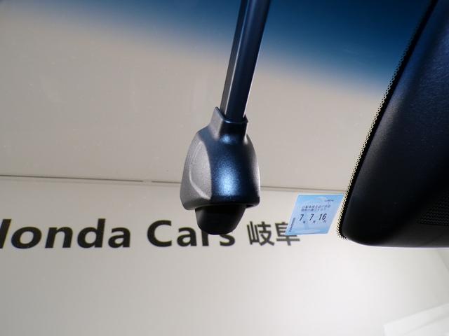 フィット e:HEVリュクス Bluetooth接続シートヒータードラレコETC本革シートインターナビフルセグTV純正アルミホイールスマートキー 誤発進抑制機能 Iオーナー リアカメラ ETC付 LED クルーズコントロール 禁煙(5枚目)