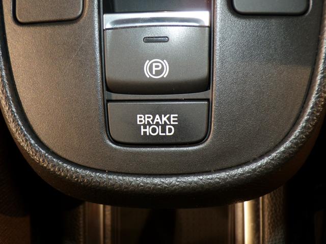 フィット e:HEVリュクス Bluetooth接続シートヒータードラレコETC本革シートインターナビフルセグTV純正アルミホイールスマートキー 誤発進抑制機能 Iオーナー リアカメラ ETC付 LED クルーズコントロール 禁煙(14枚目)