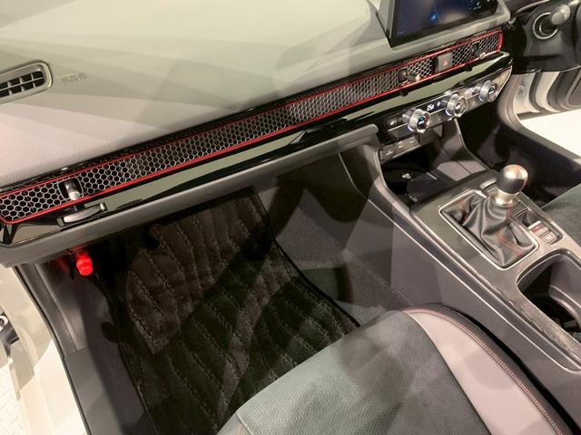 シビック RS MT BOSEサウンドシステム シートヒーター レブマッチシステム LEDヘッド 衝突被害軽減ブレーキ Bカメラ 禁煙車 ワンオーナー パワ-シ-ト フルセグTV スマートキー クルーズコントロール(25枚目)