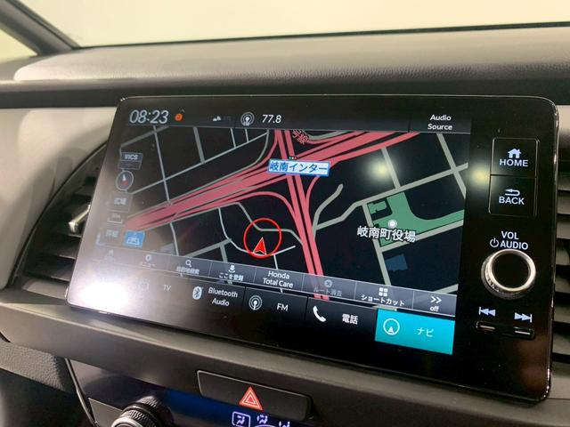 フィット ｅ：ＨＥＶＲＳ　当社デモカー　ドラレコ　フルセグＴＶ　ＡＷ　エアバッグ　ナビ＆ＴＶ　パワーウィンドウ　助手席エアバッグ　Ｄレコ　フルセグテレビ　ＬＥＤヘッドランプ　フルオートエアコン　ＥＴＣ装備　禁煙　スマートキ（4枚目）