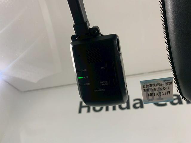 フィット ｅ：ＨＥＶＲＳ　当社デモカー　ドラレコ　フルセグＴＶ　ＡＷ　エアバッグ　ナビ＆ＴＶ　パワーウィンドウ　助手席エアバッグ　Ｄレコ　フルセグテレビ　ＬＥＤヘッドランプ　フルオートエアコン　ＥＴＣ装備　禁煙　スマートキ（5枚目）