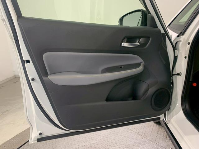 フィット ｅ：ＨＥＶＲＳ　当社デモカー　ドラレコ　フルセグＴＶ　ＡＷ　エアバッグ　ナビ＆ＴＶ　パワーウィンドウ　助手席エアバッグ　Ｄレコ　フルセグテレビ　ＬＥＤヘッドランプ　フルオートエアコン　ＥＴＣ装備　禁煙　スマートキ（27枚目）