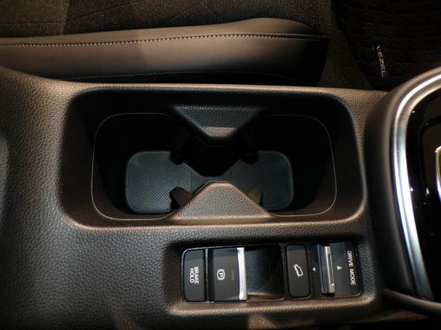 ヴェゼル ｅ：ＨＥＶＺ　Ｂｌｕｅｔｏｏｔｈ接続電動リアゲートシートヒーターＥＴＣインターナビフルセグＴＶ純正アルミホイールスマートキー　衝突回避支援ブレーキ機能　１オナ　スマキ　Ｐトランク　フルオートエアコン　エアバッグ（30枚目）