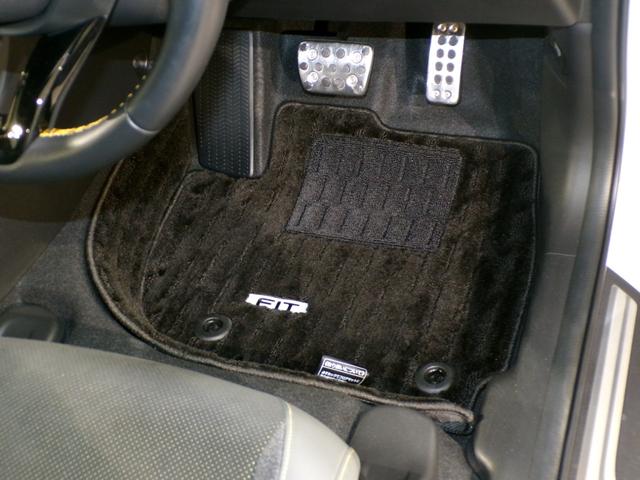 フィット ｅ：ＨＥＶＲＳ　Ｂｌｕｅｔｏｏｔｈ接続ドラレコＥＴＣインターナビフルセグＴＶ純正アルミホイールスマートキー　エアバッグ　ナビ＆ＴＶ　パワーウィンドウ　助手席エアバッグ　Ｄレコ　フルセグテレビ　ＬＥＤヘッドランプ　禁煙（32枚目）