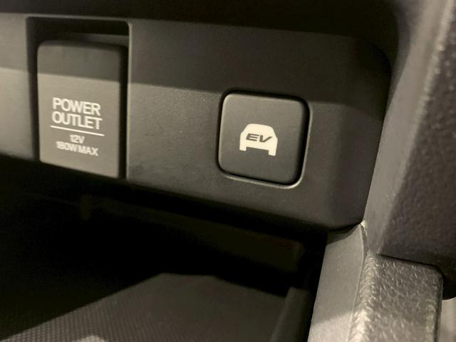 オデッセイハイブリッド ｅ：ＨＥＶアブソルート　フルセグＴＶ　ＡＷ　両側電動スライドドア　メモリナビ　サイドカーテンエアバック　衝突被害軽減ブレーキ　ＬＥＤヘッドランプ　記録簿　クリアランスソナー　両電動ドア　禁煙　ＤＶＤ　バックカメラ　３列シート（14枚目）