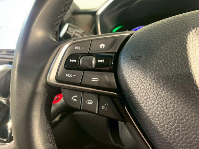 オデッセイハイブリッド ｅ：ＨＥＶアブソルート　フルセグＴＶ　ＡＷ　両側電動スライドドア　メモリナビ　サイドカーテンエアバック　衝突被害軽減ブレーキ　ＬＥＤヘッドランプ　記録簿　クリアランスソナー　両電動ドア　禁煙　ＤＶＤ　バックカメラ　３列シート（16枚目）