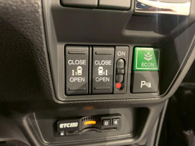 オデッセイハイブリッド ｅ：ＨＥＶアブソルート　フルセグＴＶ　ＡＷ　両側電動スライドドア　メモリナビ　サイドカーテンエアバック　衝突被害軽減ブレーキ　ＬＥＤヘッドランプ　記録簿　クリアランスソナー　両電動ドア　禁煙　ＤＶＤ　バックカメラ　３列シート（19枚目）