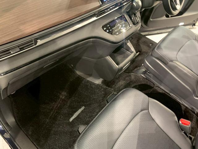 オデッセイハイブリッド ｅ：ＨＥＶアブソルート　フルセグＴＶ　ＡＷ　両側電動スライドドア　メモリナビ　サイドカーテンエアバック　衝突被害軽減ブレーキ　ＬＥＤヘッドランプ　記録簿　クリアランスソナー　両電動ドア　禁煙　ＤＶＤ　バックカメラ　３列シート（23枚目）