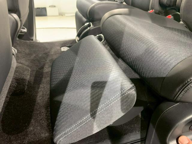 オデッセイハイブリッド ｅ：ＨＥＶアブソルート　フルセグＴＶ　ＡＷ　両側電動スライドドア　メモリナビ　サイドカーテンエアバック　衝突被害軽減ブレーキ　ＬＥＤヘッドランプ　記録簿　クリアランスソナー　両電動ドア　禁煙　ＤＶＤ　バックカメラ　３列シート（25枚目）