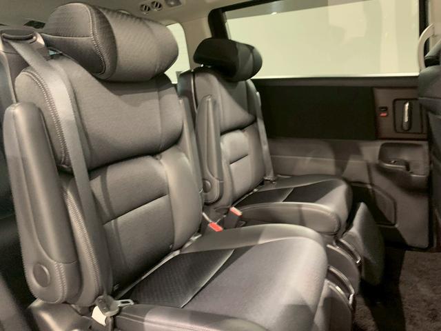 オデッセイハイブリッド ｅ：ＨＥＶアブソルート　フルセグＴＶ　ＡＷ　両側電動スライドドア　メモリナビ　サイドカーテンエアバック　衝突被害軽減ブレーキ　ＬＥＤヘッドランプ　記録簿　クリアランスソナー　両電動ドア　禁煙　ＤＶＤ　バックカメラ　３列シート（31枚目）