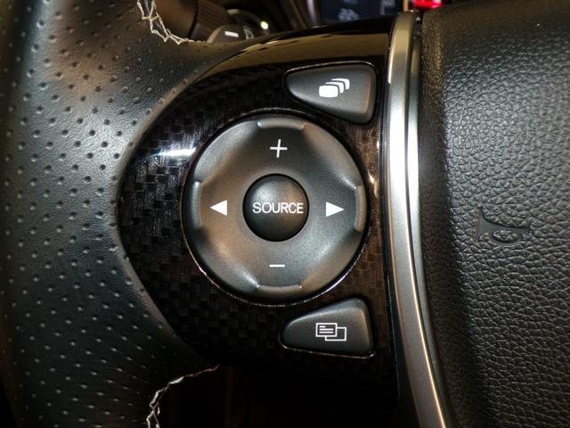 【ステアリングリモコン】ステアリングにオーディオ調節可能なスイッチが装備されていますので運転中でも視線をそらさずにオーディオの調節が可能です！