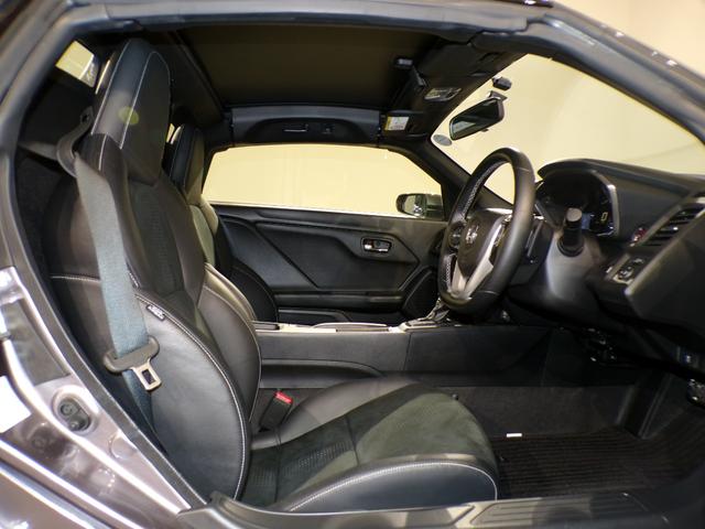 体を包み込むような形状で、しっかりと体を支えてくれます！長時間の運転も快適にしてくれるシートです！