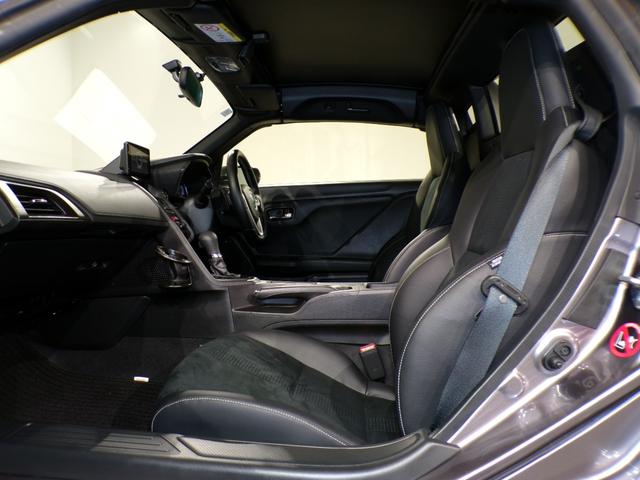 体を包み込むような形状で、しっかりと体を支えてくれます！長時間の運転も快適にしてくれるシートです！