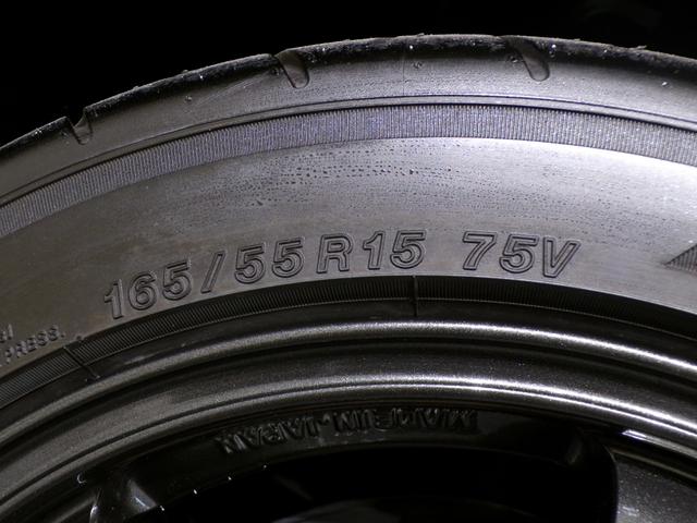 【アルミホイール】アルミホイール装備車です。走りもキビキビ見た目も格好良いです。見た目を重視する方には欲しい装備です！