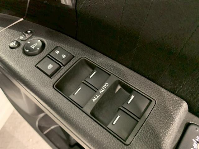 オデッセイハイブリッド ハイブリッドアブソルート・ＥＸホンダセンシング　両側電動スライドドア　フルセグ　メモリナビ　衝突被害軽減Ｓ　Ｂカメラ　ＰＷシート　ＬＥＤライト　地上デジタル　３列シート　ドライブレコーダ　オートクルーズ　オートエアコン　ＵＳＢ　ＥＳＣ　オットマン（30枚目）
