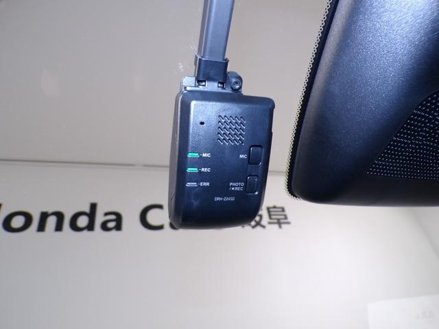 フィット ｅ：ＨＥＶホーム　Ｂｌｕｅｔｏｏｔｈ接続ドラレコＥＴＣスマートキー　前後誤発進抑制機能　助手席エアバッグ　運転席エアバッグ　１オナ　アイドリングストップ　禁煙　ＬＥＤライト　バックカメラ　ＡＢＳ　サイドエアバッグ（5枚目）