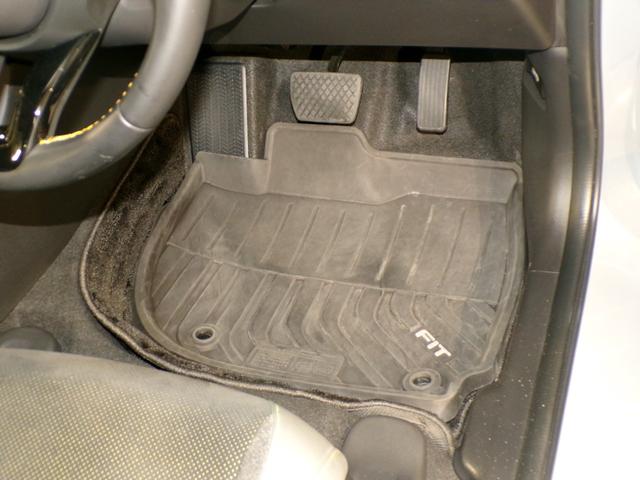 フィット ｅ：ＨＥＶＲＳ　Ｂｌｕｅｔｏｏｔｈ接続ドラレコＥＴＣインターナビフルセグＴＶ純正アルミホイールスマートキー　エアバッグ　ナビ＆ＴＶ　パワーウィンドウ　助手席エアバッグ　Ｄレコ　フルセグテレビ　ＬＥＤヘッドランプ　禁煙（33枚目）