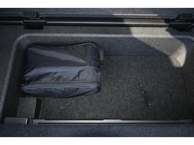 �T�u�g�����N�ɂ͎��[�X�y�[�X�ƃp���N�C���L�b�g�E�H����[����Ă���܂�