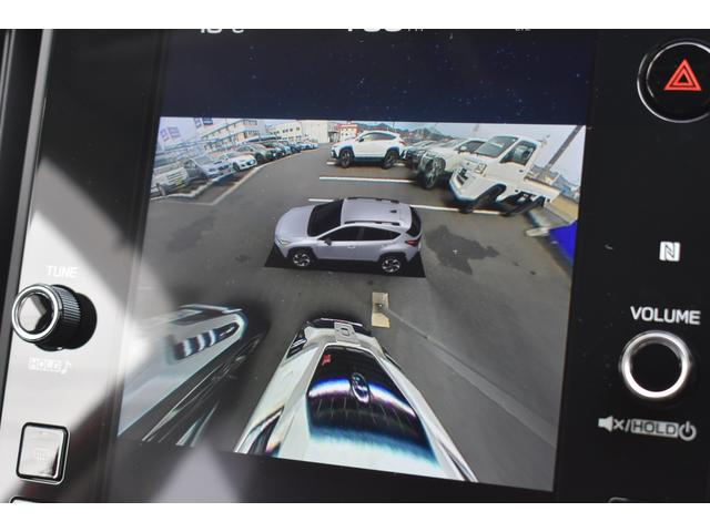 ���񂹁A�Ԍɓ���̍ہA�ԗ���^���΂ߏォ�猩���悤�ȕ\���̃f�W�^���}���`�r���[���j�^�[���̗p���܂����B�^�]�Ȃ���͌����ɂ������������A���^�C���Ɋm�F�ł��邽�ߋ������̉^�]�̕s����a�炰�Ă���܂��B